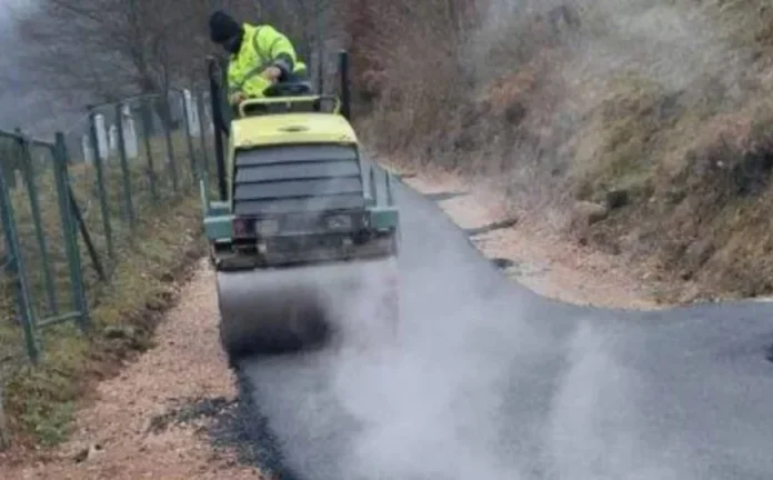 Asfaltiranje puta u naselju Lunje