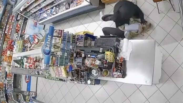 Borila se s pljačkašem. YouTube / Screenshot