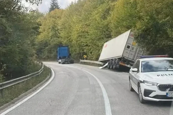 otkačena prikolica